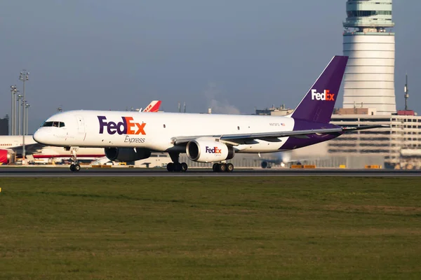 Départ et décollage de l'avion cargo FedEx Boeing 757-200 N972FD à l'aéroport international de Vienne — Photo