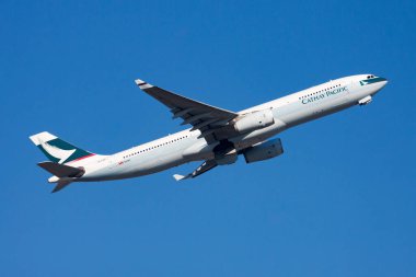 Cathay Pacific Airways Airbus A330-300 B-LAD yolcu uçağı Hong Kong Chek Kok Havalimanı 'ndan havalanıyor.