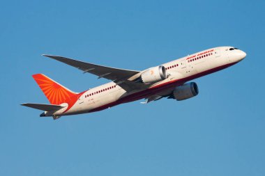 Air India Boeing 787-8 Dreamliner VT-ANL yolcu uçağı Hong Kong Chek Kok Havaalanından havalanıyor.
