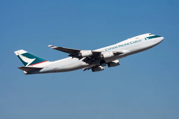 Cathay Pacific Cargo Boeing 747-400 B-HUL vrachtvliegtuig vertrek en vertrek op Hong Kong Chek Lap Kok Airport — Stockfoto