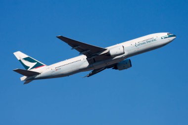 Cathay Pacific Havayolları Boeing 777-200 B-HNB yolcu uçağı Hong Kong Chek Kok Havalimanı 'ndan havalanıyor.