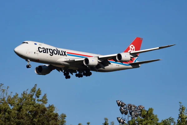 Cargolux Boeing 747-8 LX-VCE vrachtvliegtuig aankomst en landing op de luchthaven van Wenen — Stockfoto