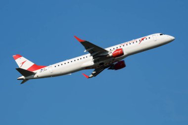 Avusturya Havayolları Embraer ERJ-195 OE-LWQ yolcu uçağı Viyana Havaalanı 'ndan havalanıyor.