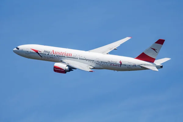 Austrian Airlines speciale sticker Boeing 777-200 OE-LPD passagiersvliegtuig vertrek en vertrek op Vienna Airport — Stockfoto