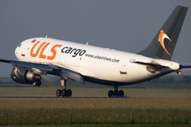 ULS Kargo Airbus A310 TC-VEL kargo uçağı Viyana Havalimanı 'na iniyor.