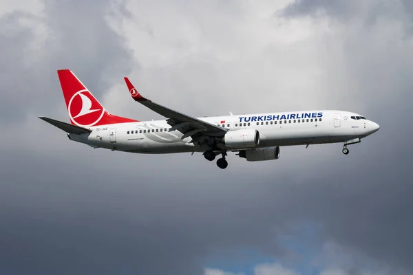 Turkish Airlines Boeing 737-800 TC-JGZ passagiersvliegtuig landt op Istanbul Ataturk Airport — Stockfoto