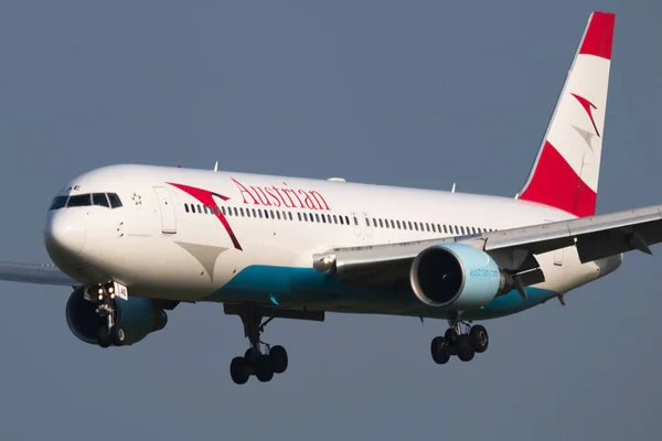 Austrian Airlines Boeing 767-300 OE-LAE passagiers vliegtuig aankomst en landing op luchthaven Wenen — Stockfoto