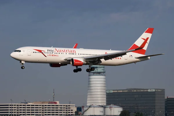 奥地利航空公司特别贴纸波音767-300 OE-LAY客机抵达和降落在维也纳机场 — 图库照片