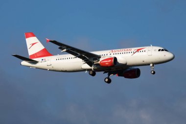 Avusturya Havayolları Airbus A320 OE-LXB yolcu uçağı Viyana Havalimanı 'na iniyor.