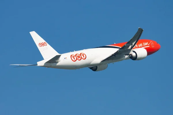 TNT Havayolları Boeing 777-200 OO-TSC kargo uçağı Hong Kong Chek Kok Havalimanı 'ndan kalkıyor.