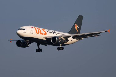 ULS Kargo Airbus A310 TC-VEL kargo uçağı Viyana Havalimanı 'na iniyor.