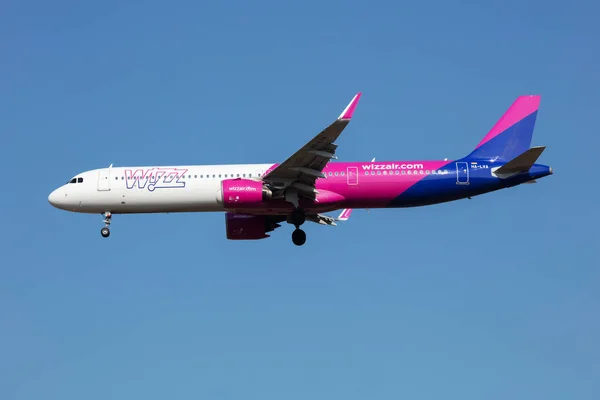 Wizz Air Airbus A321 NEO HA-LVA yolcu uçağı Budapeşte Havalimanı 'na iniyor.