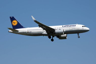 Lufthansa Airbus A320 NEO yolcu uçağı Viyana Havaalanına iniyor.