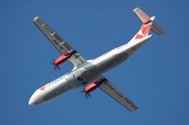 CSA Çek Havayolları ATR-72 OK-GFQ yolcu uçağı Budapeşte Havalimanı 'ndan havalanıyor.