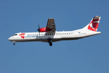 CSA Çek Havayolları ATR-72 OK-GFQ yolcu uçağı Budapeşte Havalimanı 'na iniyor.