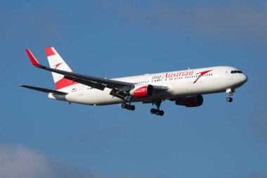 Avusturya Havayolları Boeing 767-300 OE-LAY yolcu uçağı Viyana Havaalanına iniyor.