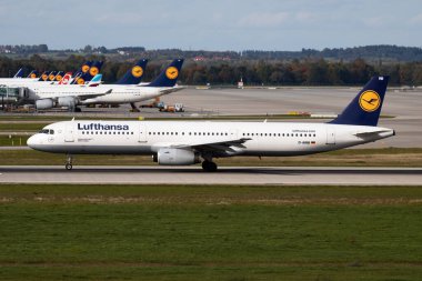Lufthansa Airbus A321 D-AIRB yolcu uçağı Münih Havaalanı 'ndan kalkıyor.