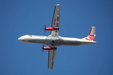 CSA Çek Havayolları ATR-72 OK-GFQ yolcu uçağı Budapeşte Havalimanı 'ndan havalanıyor.