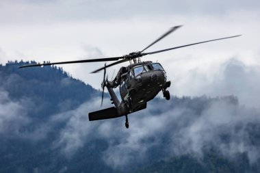 Avusturya Hava Kuvvetleri Sikorsky S-70 UH-60 Kara Şahin 6M-BB Zeltweg Hava Üssü 'nde uçuyor.