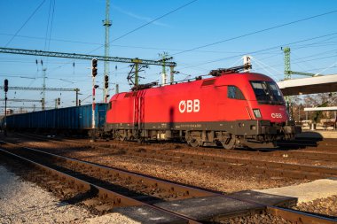 OEBB Avusturya Demiryolları kargo treni Siemens Taurus 1116-8 Lokomotif Budapeşte Kelenfold tren istasyonunda.
