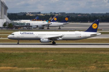 Lufthansa Airbus A321 D-AIDF yolcu uçağı Münih Havaalanı 'ndan kalkıyor.