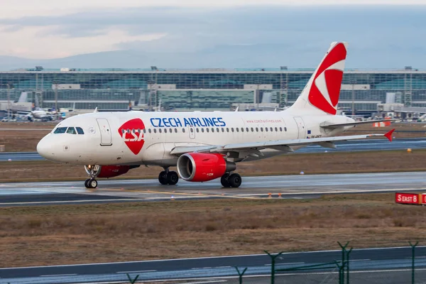 CSA Çek Havayolları Airbus A319 OK-PET yolcu uçağı Frankfurt Havaalanı 'nda taksicilik yapıyor.