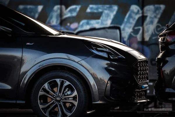 Yeni Ford Puma ST-Line 2021. Yaratıcı gün batımı düşük ışık fotoshop. 500 arabalık büyük bir yük treninin parçası..