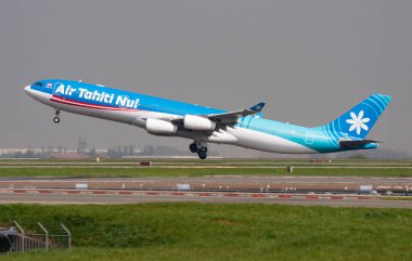 Air Tahiti Nui Airbus A340-300 F-OSUN yolcu uçağı Paris Charles de Gaulle Havaalanı 'ndan kalkıyor.