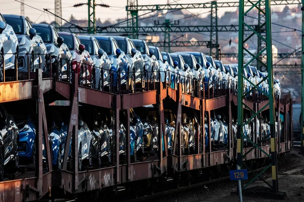 Yeni Ford Puma ST-Line 2021. Yaratıcı gün batımı düşük ışık fotoshop. 500 arabalık büyük bir yük treninin parçası..
