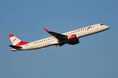 Avusturya Havayolları Embraer ERJ-195 OE-LWC yolcu uçağı Viyana Havaalanı 'ndan havalanıyor.
