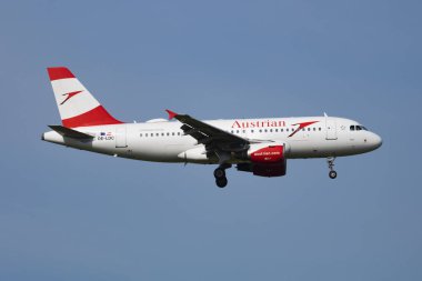 Avusturya Havayolları Airbus A319 OE-LDC yolcu uçağı Viyana Havaalanı 'na iniyor.