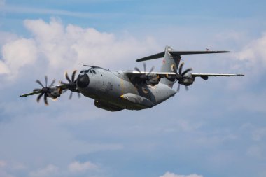 Askeri nakliye uçağı. Havaalanında ruhsatsız uçak. Havacılık teması. Uçuşta. Uçuyor.