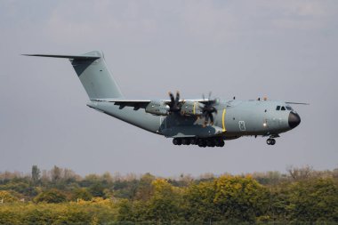 İsimsiz uçak. Askeri nakliye uçağı. Havaalanında ruhsatsız uçak. Havacılık teması. Uçarken.