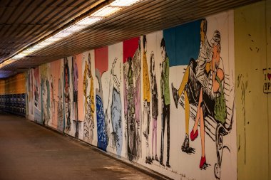 Macar tren istasyonunda yaya altgeçidi tüneli. Yaşlı, yaşlı ve yaşlı..