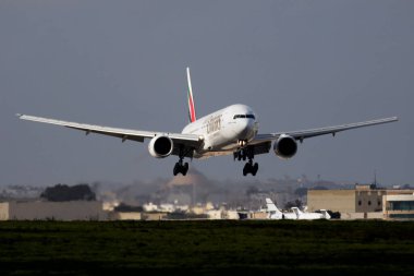 Emirates yolcu uçağı havaalanında. Uçuş planını ayarlayın. Havacılık ve uçak. Hava ulaşımı. Küresel uluslararası ulaşım. Uç ve uç. Gelen ve inen.