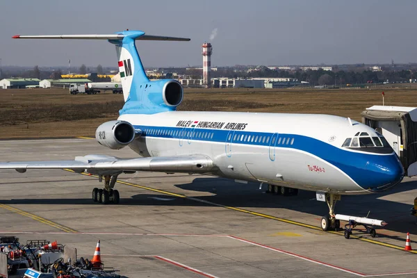 Malev Macar Havayolları Tupolev Tu-154 yolcu uçağı Budapeşte Havalimanı 'nda dinleniyor. — Stok fotoğraf