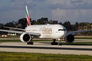 Emirates yolcu uçağı havaalanında. Uçuş planını ayarlayın. Havacılık ve uçak. Hava ulaşımı. Küresel uluslararası ulaşım. Uç ve uç. Kalkış ve kalkış.