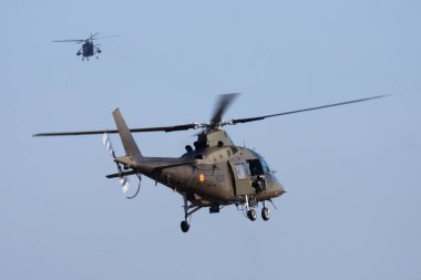 Hava üssünde askeri helikopter var. Hava Kuvvetleri uçuş operasyonu. Havacılık ve uçak. Hava savunması. Askeri endüstri. Uç ve uç.