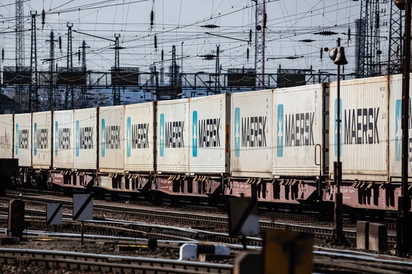 Maersk. Comboio de carga. Transportes ferroviários. Transporte ferroviário. Indústria global e internacional de transporte de mercadorias. — Fotografia de Stock