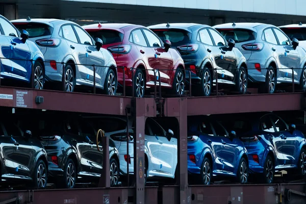 Yeni Ford Puma ST-Line 2021. Yaratıcı gün batımı düşük ışık fotoshop. 500 arabalık büyük bir yük treninin parçası..