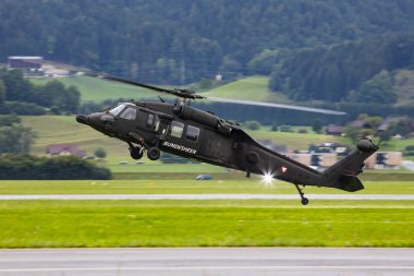 Avusturya Hava Kuvvetleri Sikorsky S-70 UH-60 Kara Şahin 6M-BB Zeltweg Hava Üssü 'nde uçuyor.