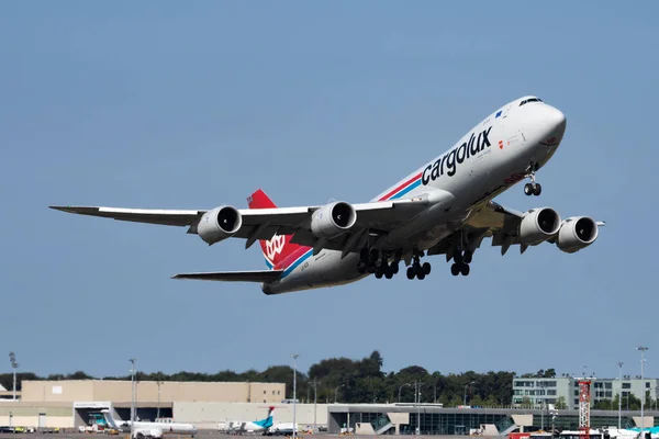 Départ de l'avion cargo Cargolux Boeing 747-8 Jumbo Jet LX-VCA à l'aéroport de Luxembourg Findel — Photo