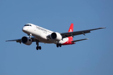 Helvetic Airways Embraer 190 ERJ-190 E2 HB-AZA yolcu uçağı Budapeşte Havalimanı 'na iniş yaptı.
