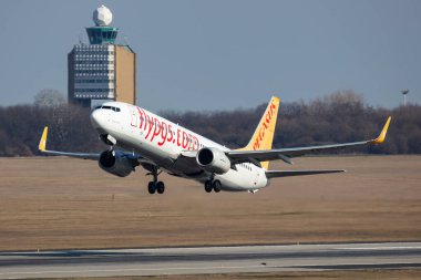 Pegasus Havayolları Boeing 737-800 TC-AIS yolcu uçağı Budapeşte Havaalanı 'ndan kalkıyor.