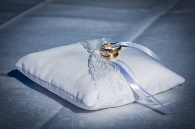 Evlilik yüzüğü, aşkın ve evliliğin sembolü. Evlilik yüzükleri yaratıcı makro ve yakın çekim fotoğrafçılığı. Mücevherli güzel altın yüzükler.