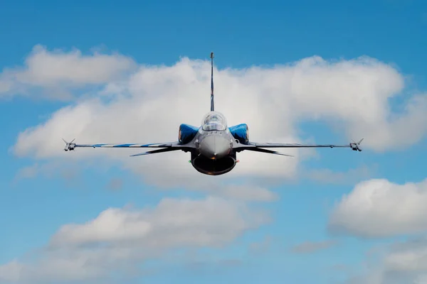 F-16 savaş uçağı havada. Askeri uçaklar uçuyor ve bulutlu arka planda uçuyor. Hava kuvvetleri havacılığı. Görünüm önü.