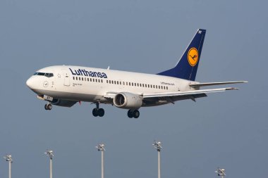 Viyana, Avusturya - 30 Kasım 2011: Lufthansa yolcu uçağı havaalanında. Uçuş planını ayarlayın. Havacılık ve uçak. Hava ulaşımı. Küresel uluslararası ulaşım. Uç ve uç.