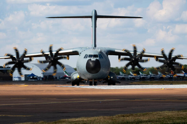 FAIRFORD / UNITED KINGDOM - 12 июля 2018 года: Экспозиция транспортных самолетов Airbus A400M Atlas EC-400 для авиасалона RIAT Royal International Air Tattoo 2018