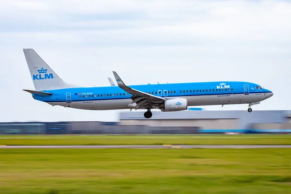 Amsterdam, Hollanda - 14 Ağustos 2014: KLM yolcu uçağı havaalanında. Uçuş planını ayarlayın. Havacılık ve uçak. Hava ulaşımı. Küresel uluslararası ulaşım. Uç ve uç.