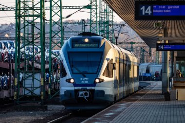 Budapeşte, Macaristan - 28 Şubat 2021: Stadler FLIRT 415 039 ile MAV Macar Demiryolları yolcu treni Budapeşte Kelenfold tren istasyonuna çoklu tren seferi.